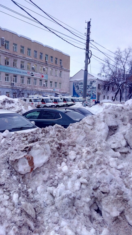 Неизвестные полностью завалили снегом тротуар на Московской