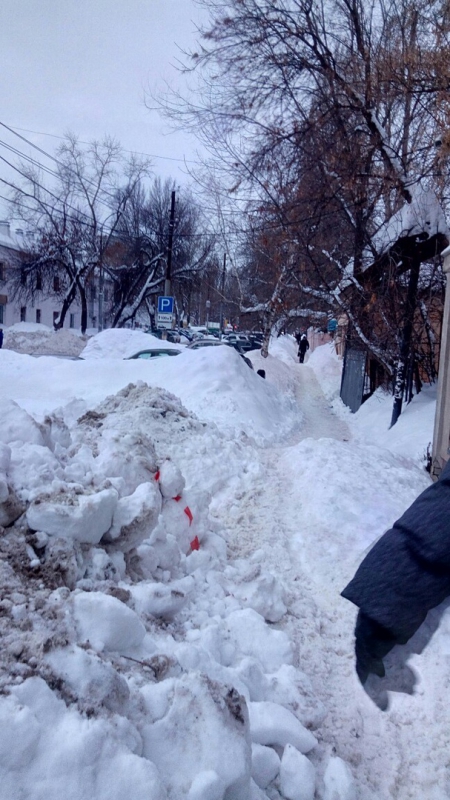 Неизвестные полностью завалили снегом тротуар на Московской