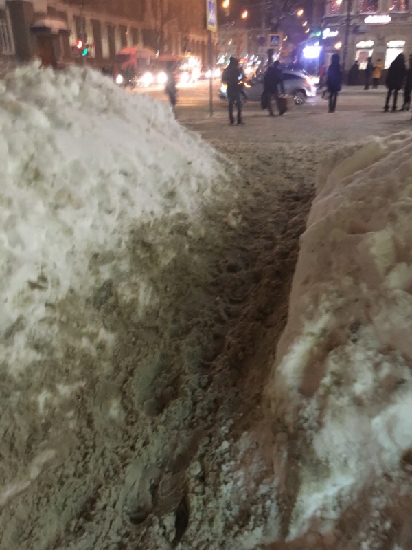 Неизвестные полностью завалили снегом тротуар на Московской