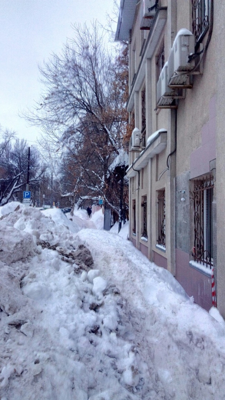 Неизвестные полностью завалили снегом тротуар на Московской