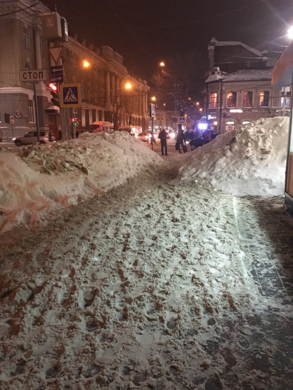 Неизвестные полностью завалили снегом тротуар на Московской