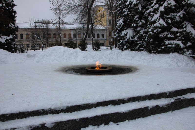 Очевидец: «Вечный огонь» в Саратове закидали снегом, и он потух