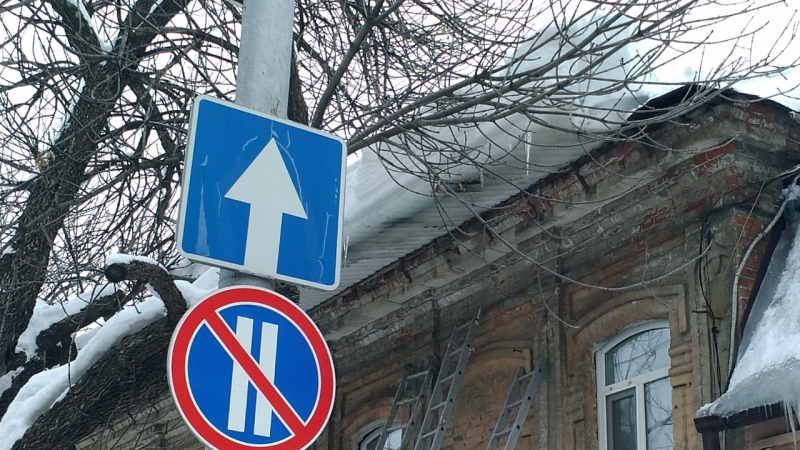 Саратовцы не дождались чиновников и очистили крышу за свой счет