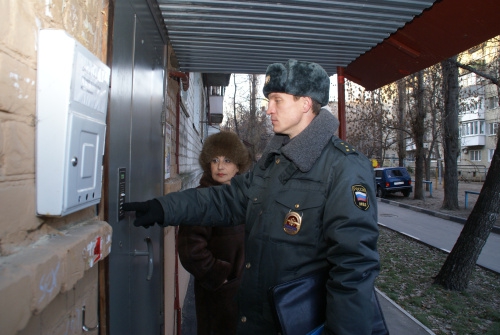 Полицейские и почтальоны устроили рейд по квартирам пенсионеров