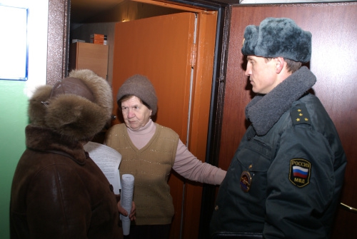 Полицейские и почтальоны устроили рейд по квартирам пенсионеров