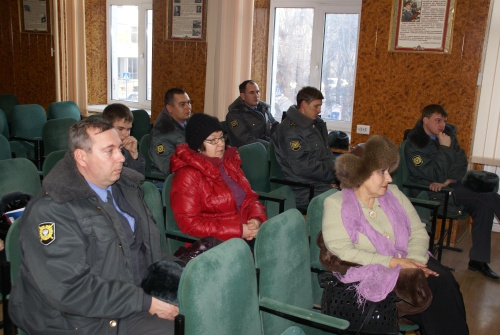 Полицейские и почтальоны устроили рейд по квартирам пенсионеров