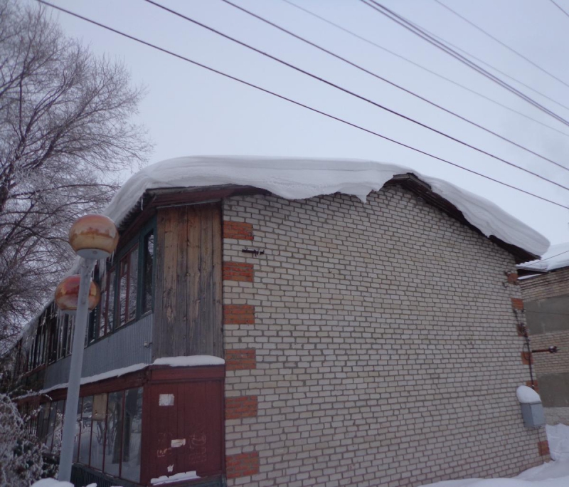 В Ершове прокуроры заставили УК очистить крышу дома от снега