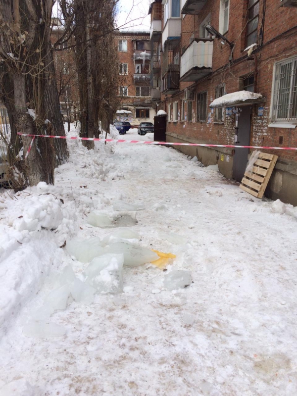 Гибель пенсионера от глыбы льда в Энгельсе. УК игнорировала требования закона