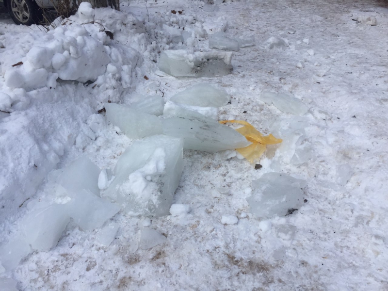 Гибель пенсионера от глыбы льда в Энгельсе. УК игнорировала требования закона