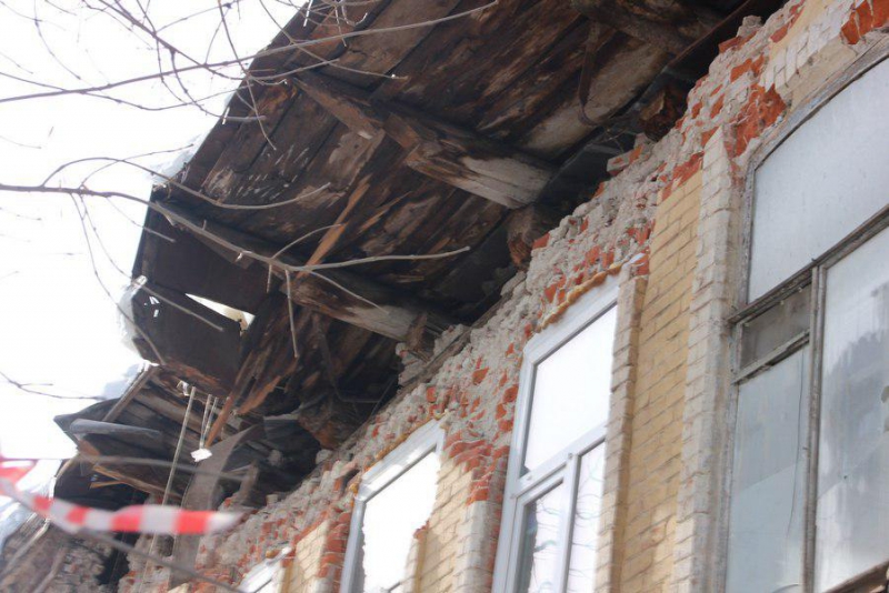 Обломки рухнувшего фасада дома генерала Деникина больше недели валяются на тротуаре