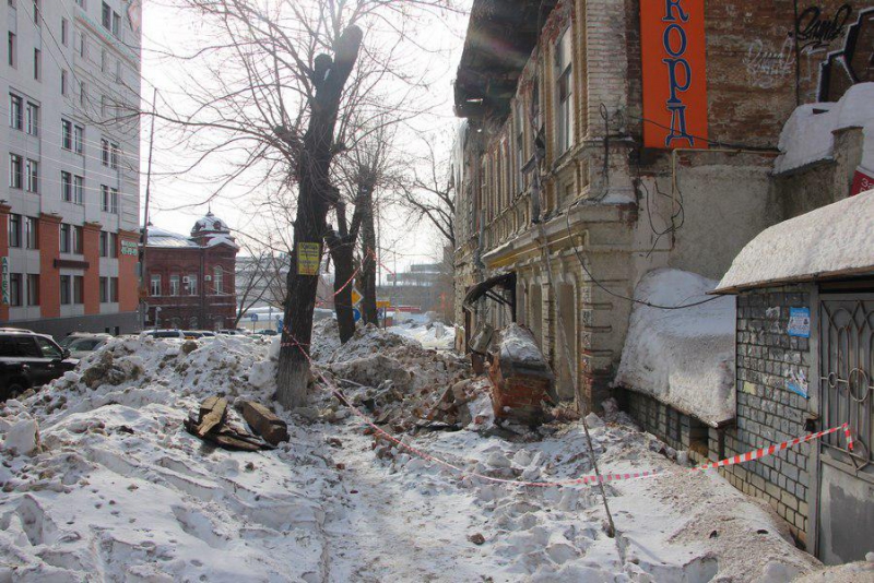 Обломки рухнувшего фасада дома генерала Деникина больше недели валяются на тротуаре