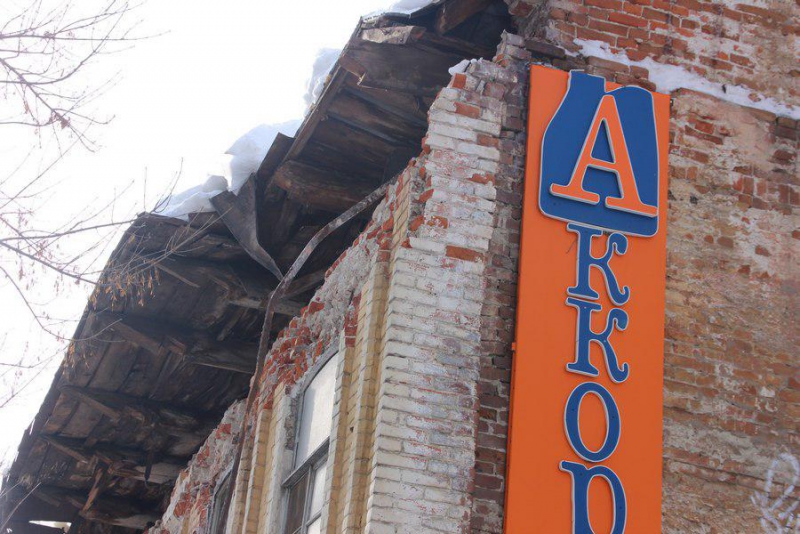 Обломки рухнувшего фасада дома генерала Деникина больше недели валяются на тротуаре