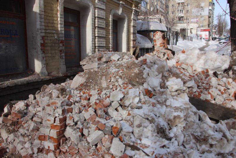 Обломки рухнувшего фасада дома генерала Деникина больше недели валяются на тротуаре