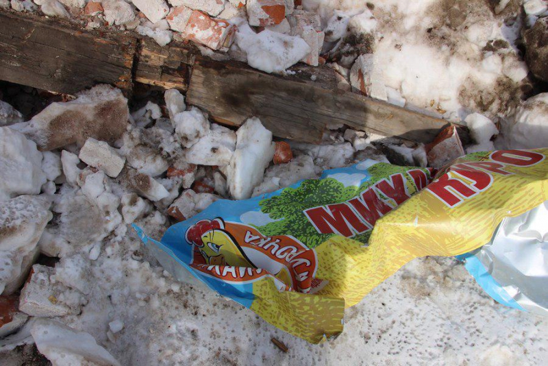 Обломки рухнувшего фасада дома генерала Деникина больше недели валяются на тротуаре