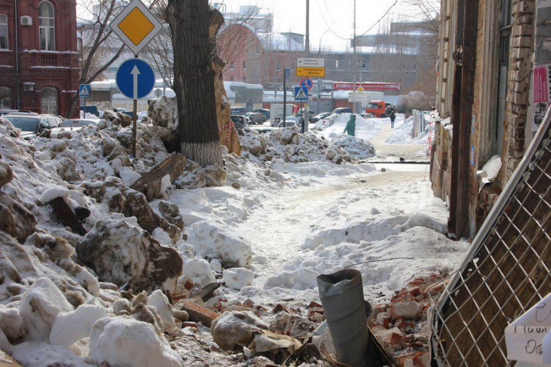 Обломки рухнувшего фасада дома генерала Деникина больше недели валяются на тротуаре