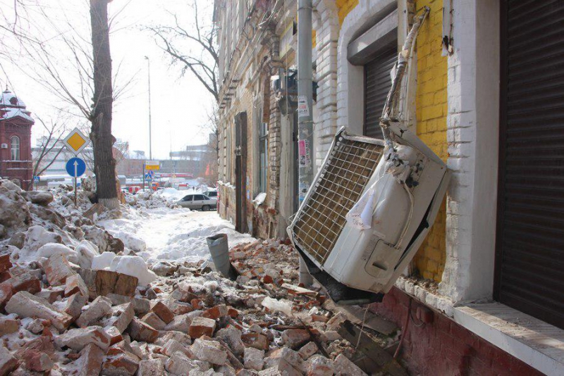 Обломки рухнувшего фасада дома генерала Деникина больше недели валяются на тротуаре