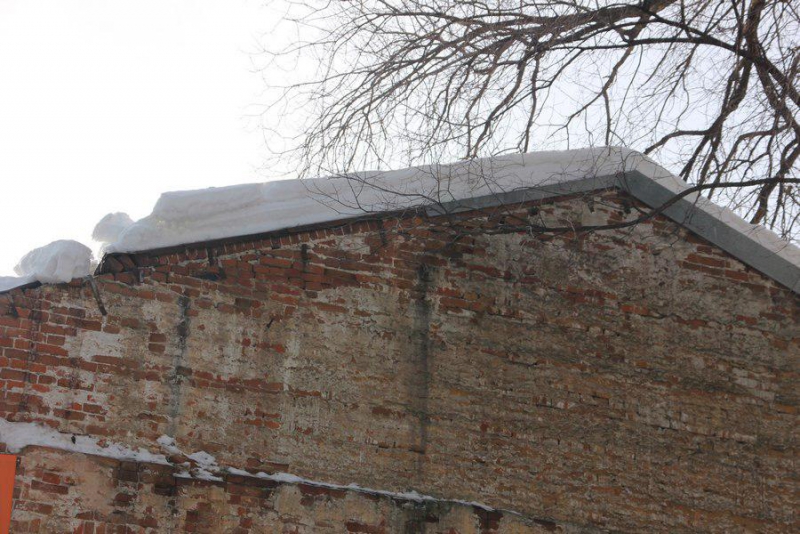 Обломки рухнувшего фасада дома генерала Деникина больше недели валяются на тротуаре