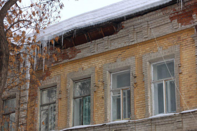 Обломки рухнувшего фасада дома генерала Деникина больше недели валяются на тротуаре