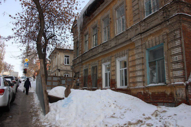 Обломки рухнувшего фасада дома генерала Деникина больше недели валяются на тротуаре