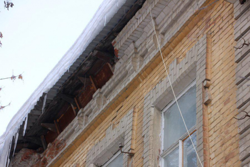 Обломки рухнувшего фасада дома генерала Деникина больше недели валяются на тротуаре