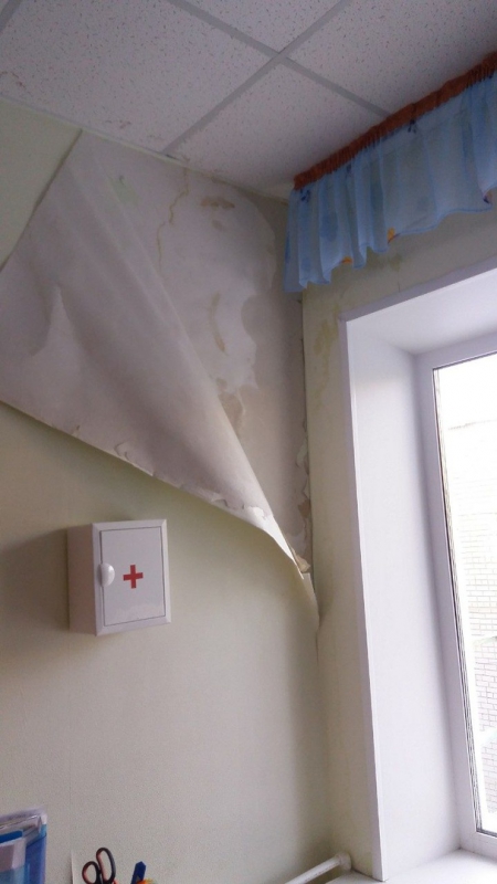 В Солнечном у детского сада протекла крыша