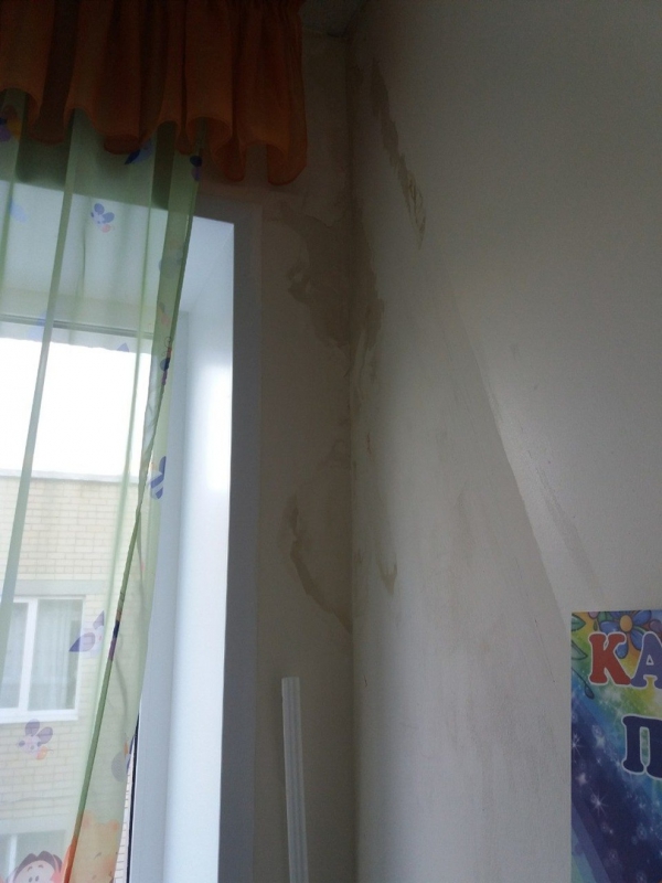 В Солнечном у детского сада протекла крыша