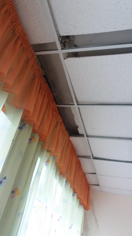 В Солнечном у детского сада протекла крыша