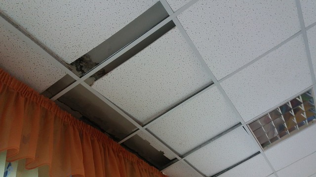 В Солнечном у детского сада протекла крыша