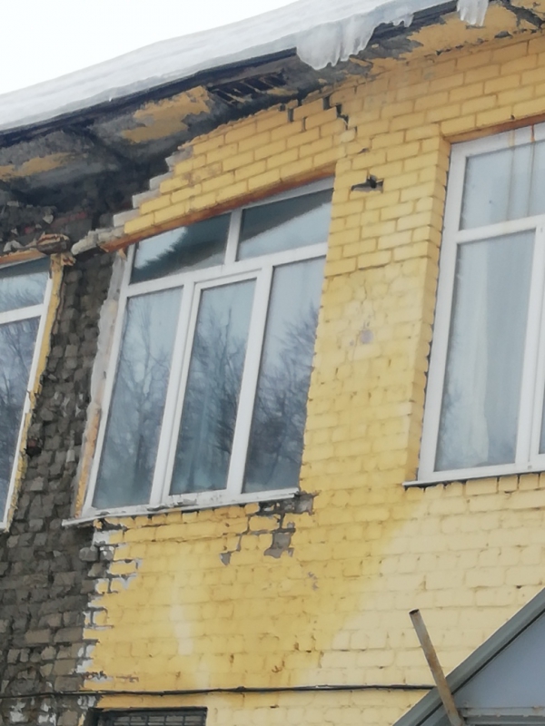 Из разваливающегося здания военкомата на Осипова выпадают кирпичи