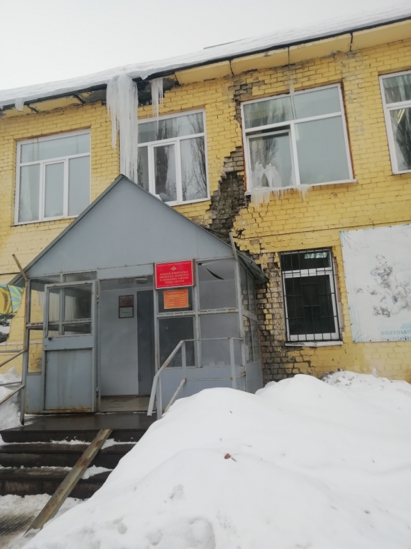 Из разваливающегося здания военкомата на Осипова выпадают кирпичи