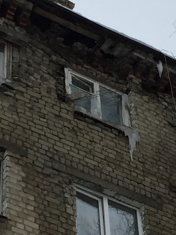 На проспекте 50 лет Октября кирпичи вываливаются из стен общежития