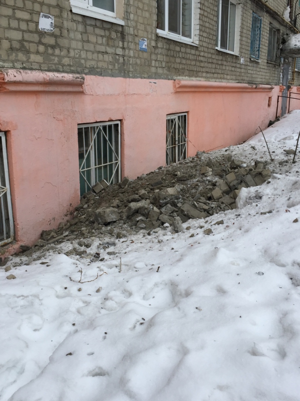 На проспекте 50 лет Октября кирпичи вываливаются из стен общежития