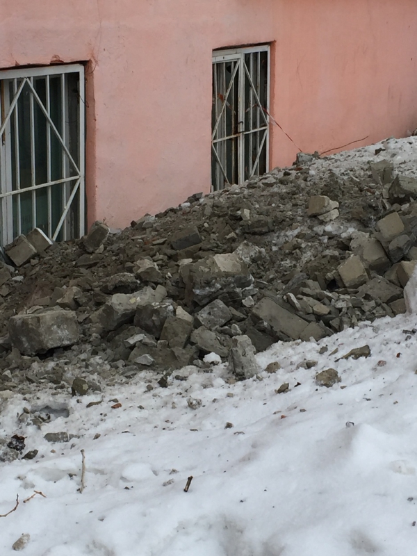 На проспекте 50 лет Октября кирпичи вываливаются из стен общежития