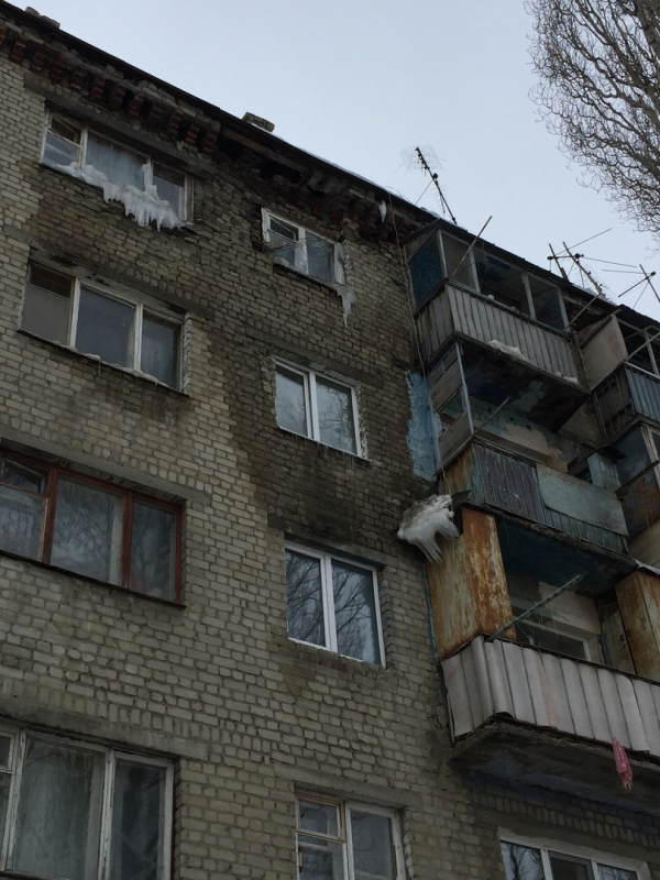 На проспекте 50 лет Октября кирпичи вываливаются из стен общежития