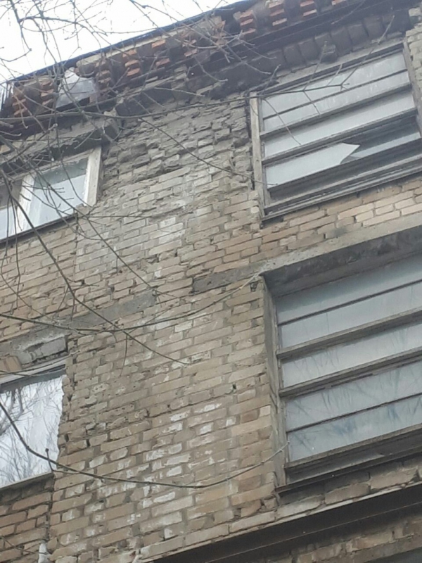 Саратовцы боятся жить в пятиэтажке с трещинами и разрушенными лестницами