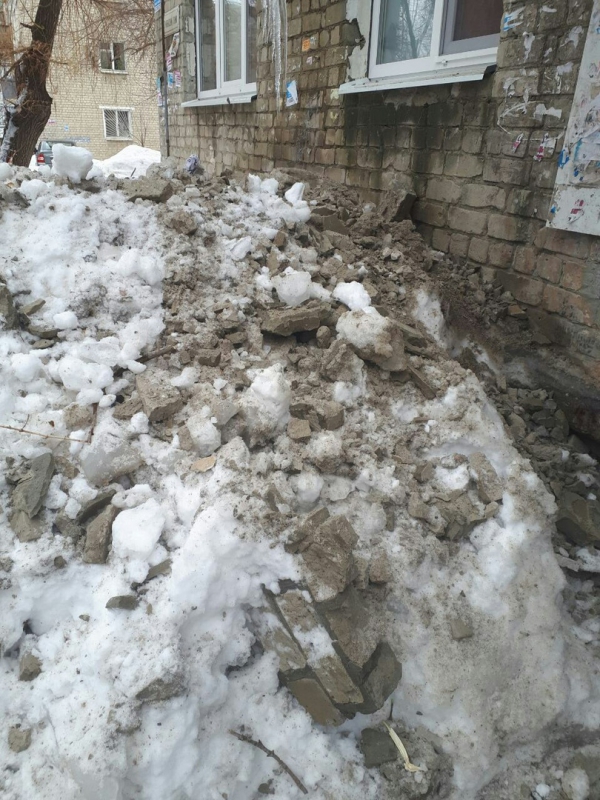 Саратовцы боятся жить в пятиэтажке с трещинами и разрушенными лестницами