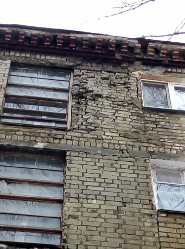 Саратовцы боятся жить в пятиэтажке с трещинами и разрушенными лестницами