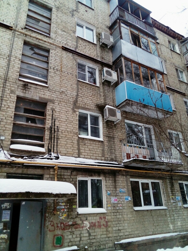 Саратовцы боятся жить в пятиэтажке с трещинами и разрушенными лестницами