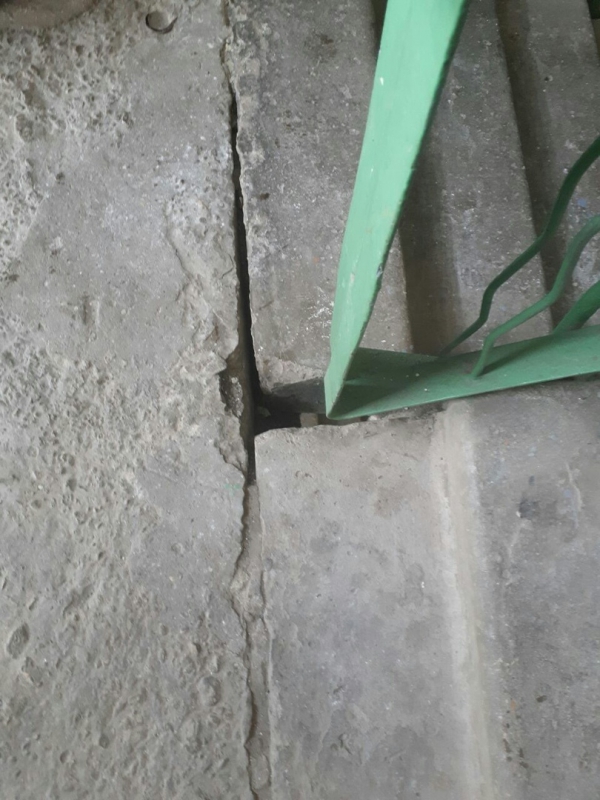 Саратовцы боятся жить в пятиэтажке с трещинами и разрушенными лестницами