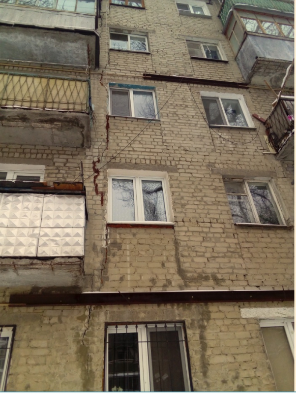 Саратовцы боятся жить в пятиэтажке с трещинами и разрушенными лестницами