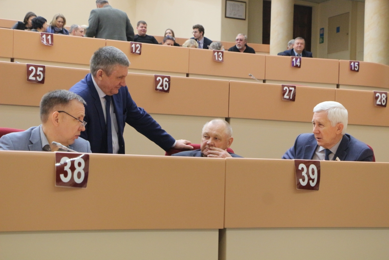 Иван Кузьмин призвал не выселять саратовцев из аварийных домов на другой конец города