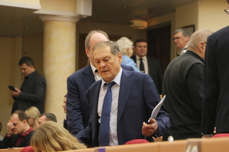 Иван Кузьмин призвал не выселять саратовцев из аварийных домов на другой конец города