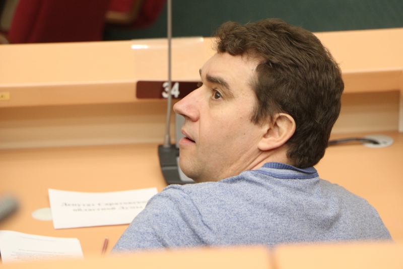 Иван Кузьмин призвал не выселять саратовцев из аварийных домов на другой конец города