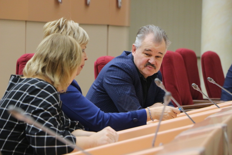 Иван Кузьмин призвал не выселять саратовцев из аварийных домов на другой конец города