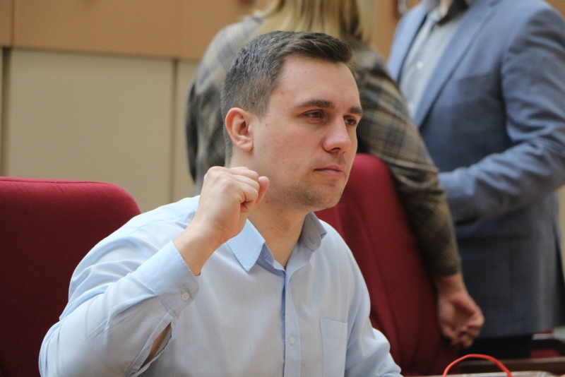 Иван Кузьмин призвал не выселять саратовцев из аварийных домов на другой конец города