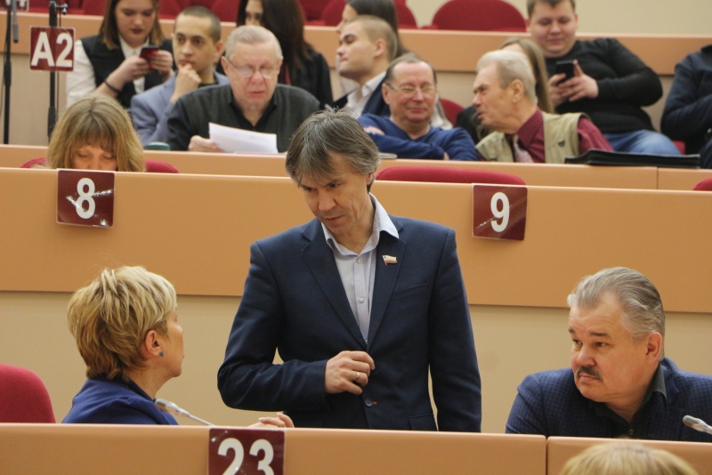 Иван Кузьмин призвал не выселять саратовцев из аварийных домов на другой конец города