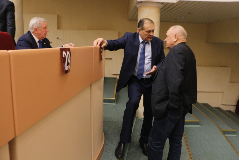 Иван Кузьмин призвал не выселять саратовцев из аварийных домов на другой конец города