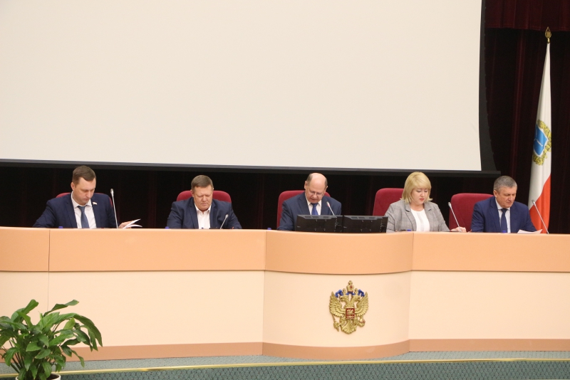 Иван Кузьмин призвал не выселять саратовцев из аварийных домов на другой конец города