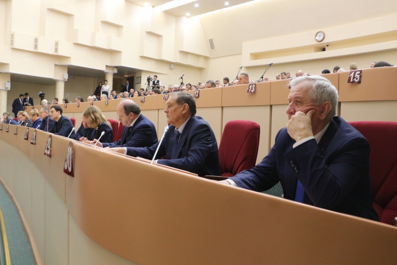 Иван Кузьмин призвал не выселять саратовцев из аварийных домов на другой конец города