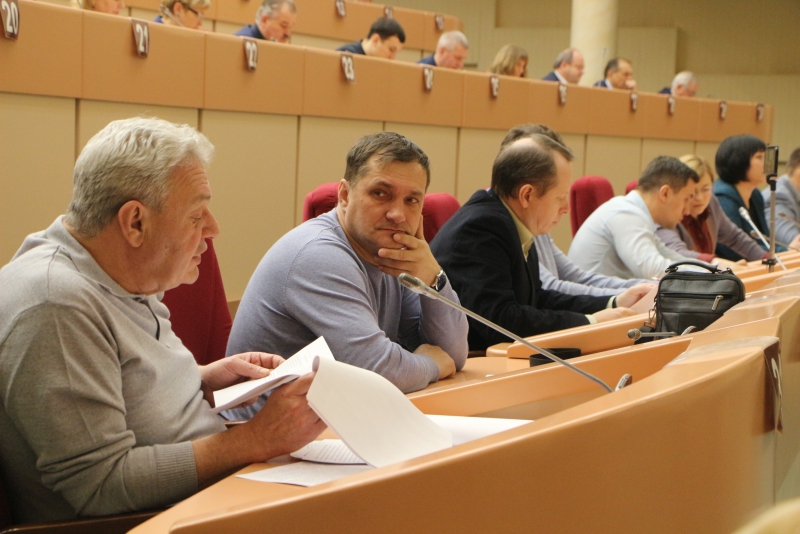 Иван Кузьмин призвал не выселять саратовцев из аварийных домов на другой конец города